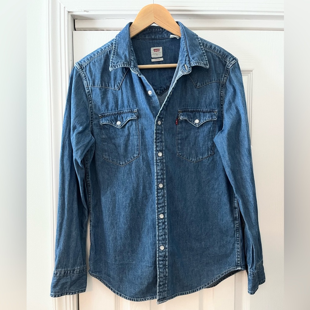 Levi’s Classic western denim shirt in red cast dark wash with pearl snaps